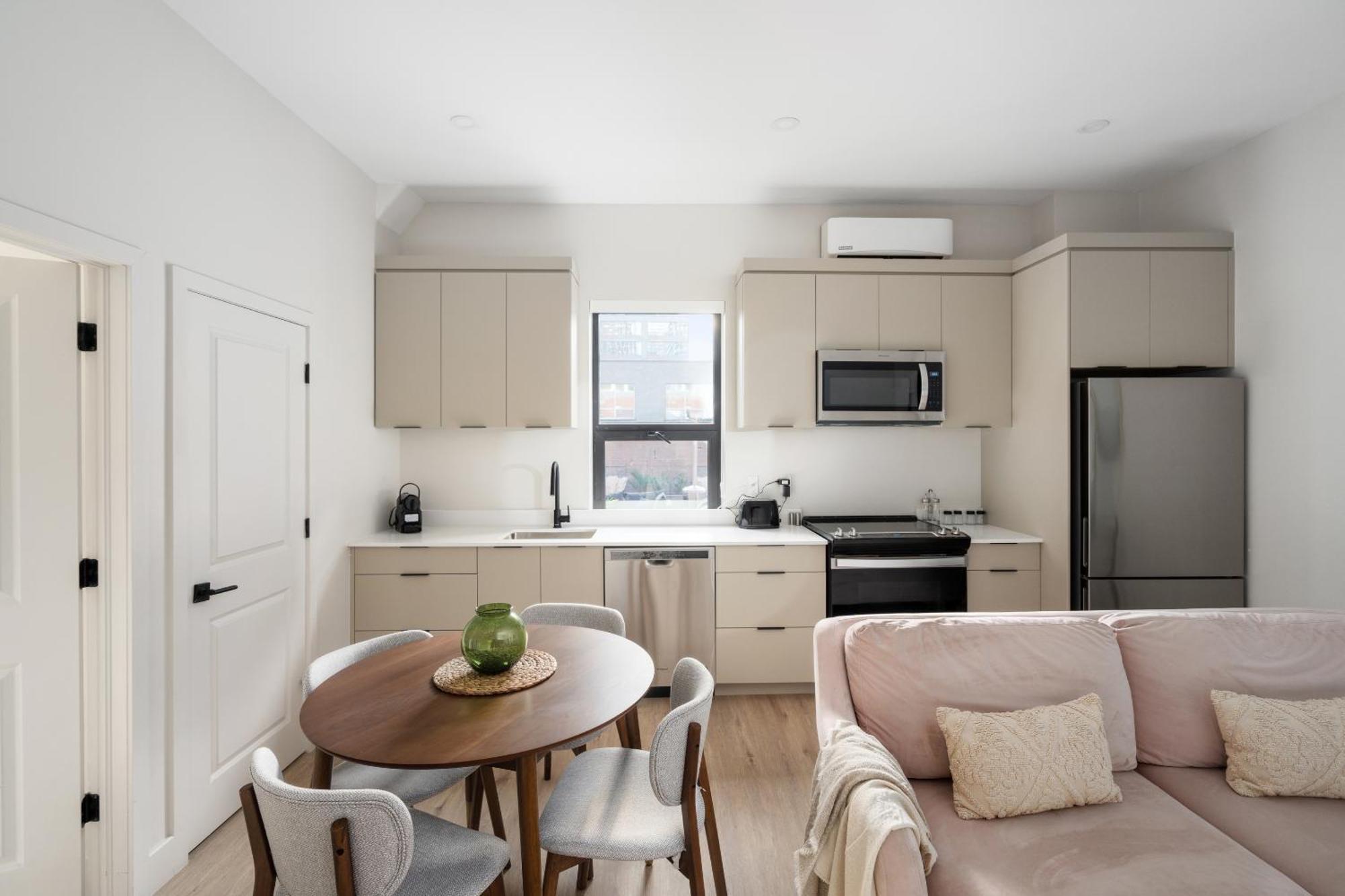 Hotel Young- Griffintown มอนทรีอัล ภายนอก รูปภาพ