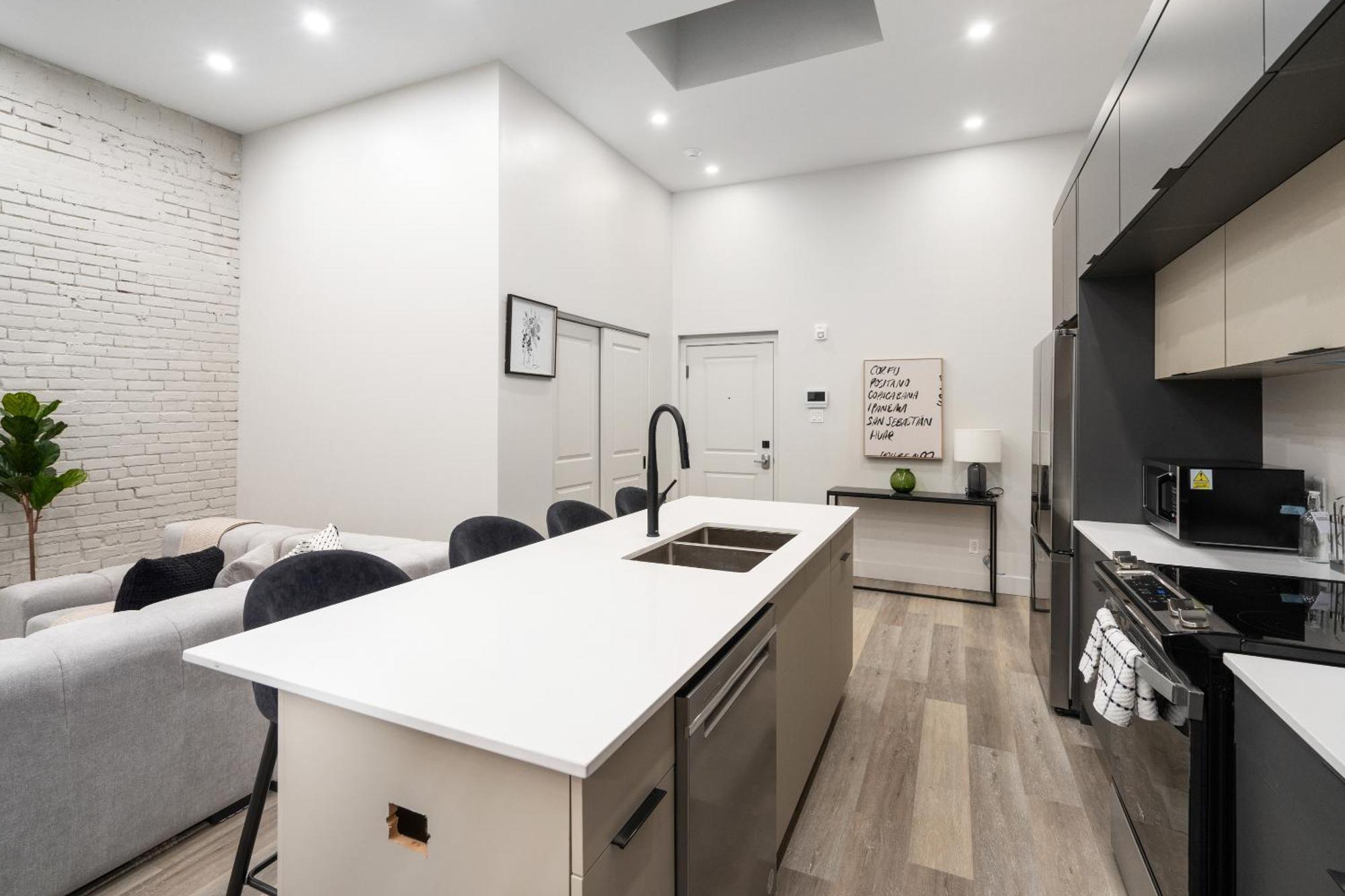 Hotel Young- Griffintown มอนทรีอัล ภายนอก รูปภาพ